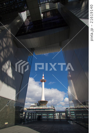 京都市下京区JR京都駅前の京都タワーを撮影したもの 21619140