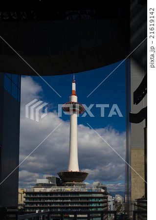 京都市下京区JR京都駅前の京都タワーを撮影したもの 京都市下京区JR京都駅前の京都タワーを撮影したもの 21619142