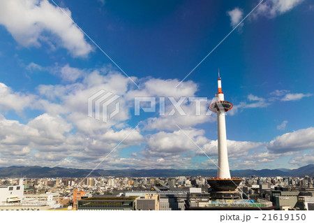 京都市下京区JR京都駅前の京都タワーを撮影したもの 21619150