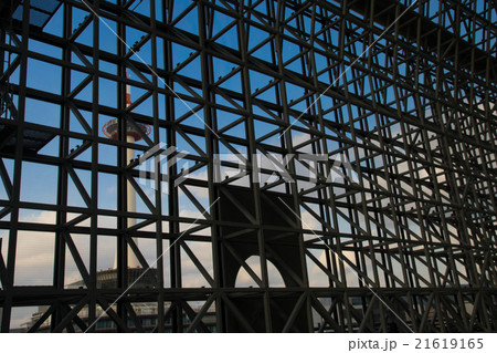 京都市下京区JR京都駅前の京都タワーを撮影したもの 21619165