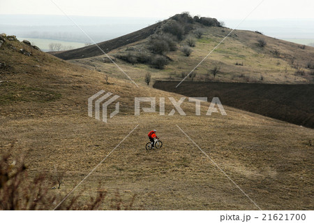 Man cyclist with backpack riding the bicycle 21621700