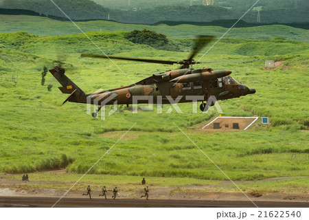 陸上自衛隊 ヘリボン 多用途ヘリ UH-60JAと隊員 陸上自衛隊 ヘリボン 多用途ヘリ UH-60JAと隊員 21622540