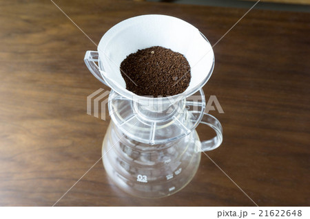 ペーパーフィルターにセットした挽いたコーヒー豆 ペーパーフィルターにセットした挽いたコーヒー豆 21622648