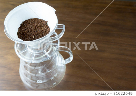 ペーパーフィルターにセットした挽いたコーヒー豆 ペーパーフィルターにセットした挽いたコーヒー豆 21622649