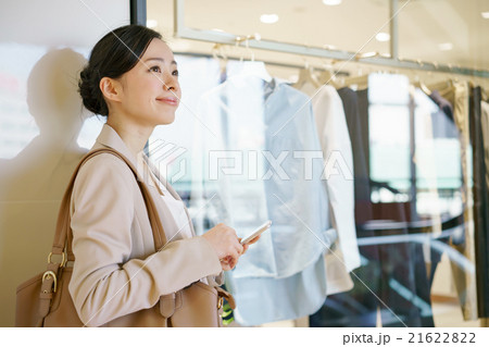 スマートフォン・若い女性・アパレル スマートフォン・若い女性・アパレル 21622822