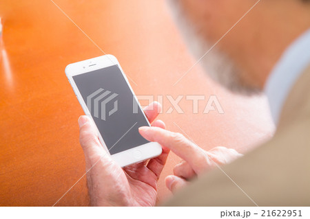 おじいちゃんの手元　スマホを操作するシニア　スマートフォンを操作するおじいちゃん　コピースペース 21622951