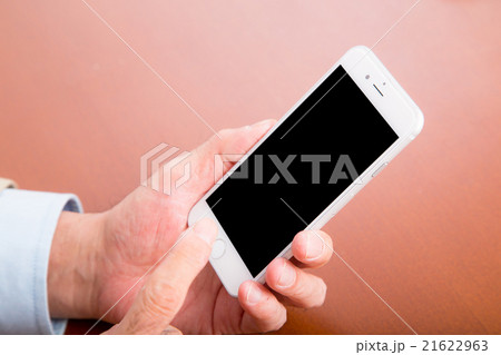おじいちゃんの手元　スマホを操作するシニア　スマートフォンを操作するおじいちゃん　コピースペース 21622963