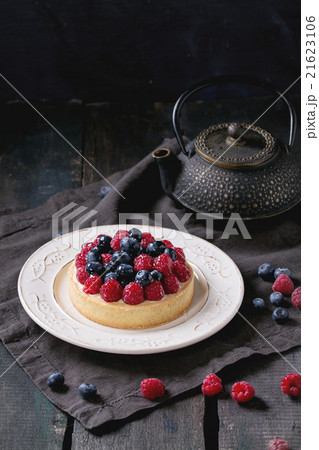 Tart with fresh berries 21623106