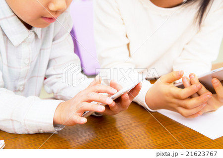 女の子の手元 スマホで勉強 動画配信 少女 小学生 宿題 勉強 学習 手元 パーツの写真素材