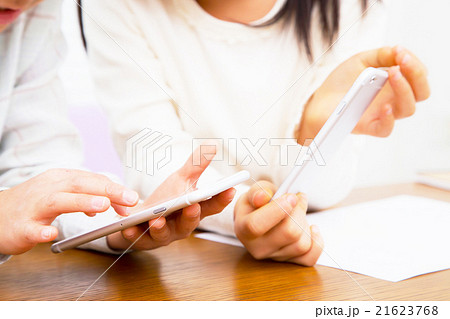 女の子の手元 スマホで勉強 動画配信 少女 小学生 宿題 勉強 学習 手元 パーツの写真素材 女の子の手元 スマホで勉強 動画配信 少女 小学生 宿題 勉強 学習 手元 パーツの写真素材