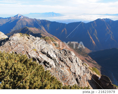 北岳より望む甲斐駒ヶ岳、八ヶ岳方面 21623979