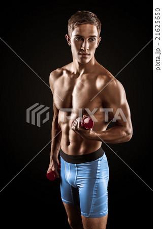 Young sporty well formed man  21625650