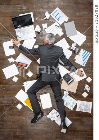 Top view photo of senior businessman on wooden 21627029