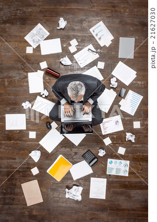 Top view photo of senior businessman on wooden 21627030