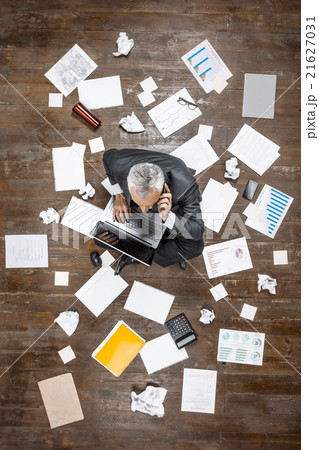 Top view photo of senior businessman on wooden 21627031