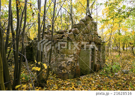 the ruins of an old building   21628516