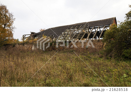 the ruins of an old building   21628518