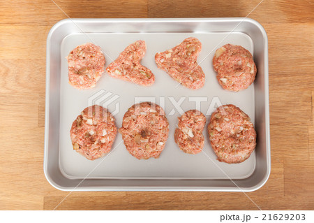 いろんな形をしたハンバーグの下ごしらえ 21629203