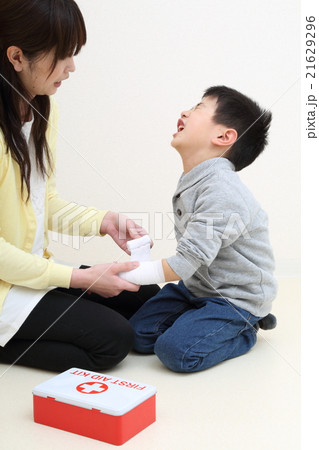 ケガの手当てをしてもらう男の子 21629296