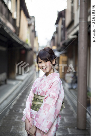 京都市東山区祇園町を散策する着物姿の笑顔の若い女性 京都市東山区祇園町を散策する着物姿の笑顔の若い女性 21629346