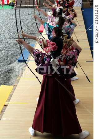 京都・三十三間堂・通し矢(大的大会)晴れ着姿の新成人が弓を持って集まります。 京都・三十三間堂・通し矢(大的大会)晴れ着姿の新成人が弓を持って集まります。 21631250