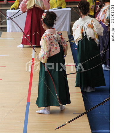 京都・三十三間堂・通し矢(大的大会)晴れ着姿の新成人が弓を持って集まります。 京都・三十三間堂・通し矢(大的大会)晴れ着姿の新成人が弓を持って集まります。 21631251