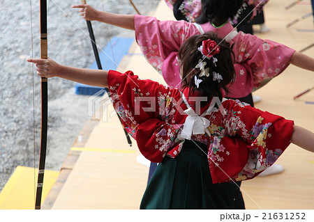 京都・三十三間堂・通し矢（大的大会）晴れ着姿の新成人が弓を持って集まります。 21631252