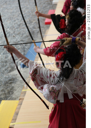 京都・三十三間堂・通し矢(大的大会)晴れ着姿の新成人が弓を持って集まります。 京都・三十三間堂・通し矢(大的大会)晴れ着姿の新成人が弓を持って集まります。 21631253