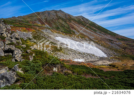快晴のトムラウシ山と雪渓。9月。 21634076