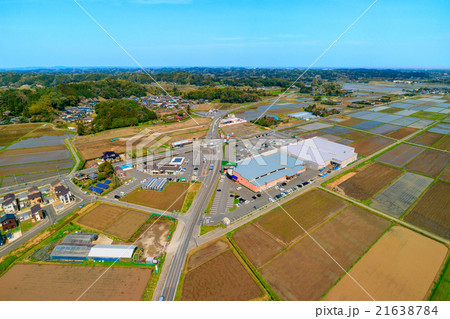 田園の中のショピングセンター付近を空撮 田園の中のショピングセンター付近を空撮 21638784