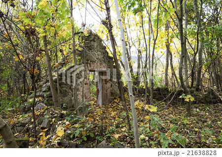 the ruins of an old building   21638828
