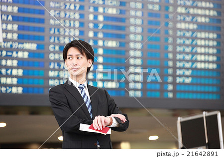 出発時間を待つビジネスマン 21642891