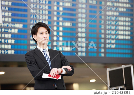 出発時間を待つビジネスマン 21642892