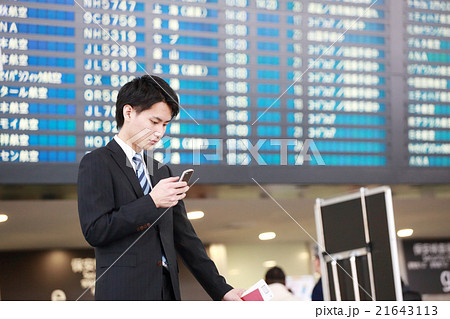 スマホを見るビジネスマン 21643113