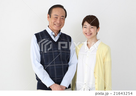 シニア男性と若い女性 21643254