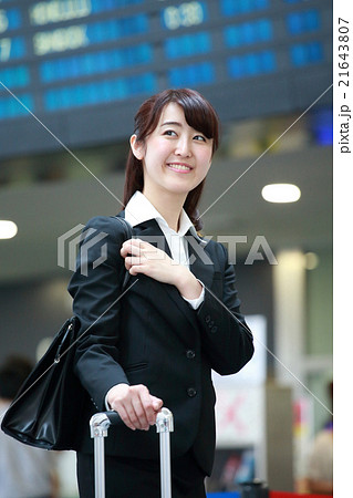 出発時間を待つのビジネスウーマン 出発時間を待つのビジネスウーマン 21643807