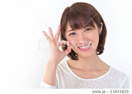 OKサインをする笑顔の若い女性 OKサインをする笑顔の若い女性 21643820