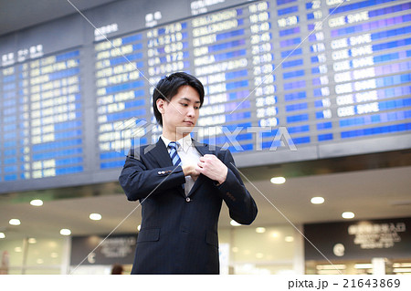 出発時間を待つビジネスマン 21643869