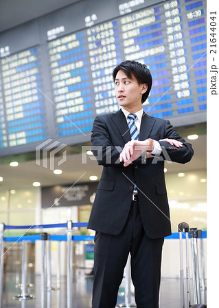 出発時間を待つビジネスマン 21644041