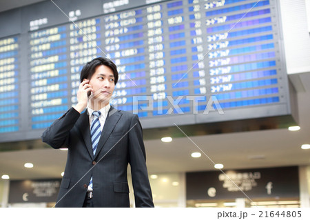 電話をするビジネスマン 21644805