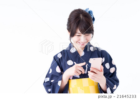 浴衣の若い女性(スマホ) 浴衣の若い女性(スマホ) 21645233