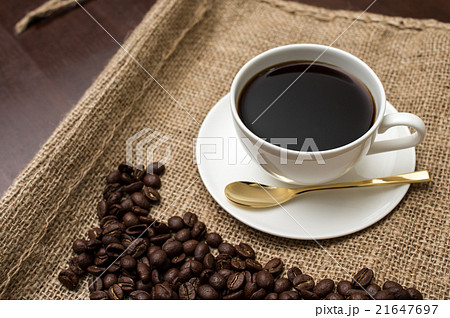 麻袋の上のコーヒー豆と一杯のコーヒー　金スプーン 21647697