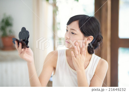 鏡を見る若い女性 鏡を見る若い女性 21649232