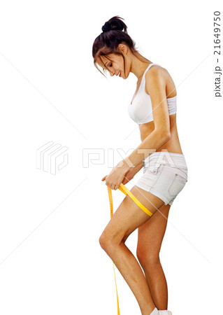 woman measures her leg l 21649750
