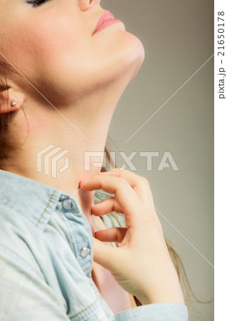 Woman scratching her neck 21650178