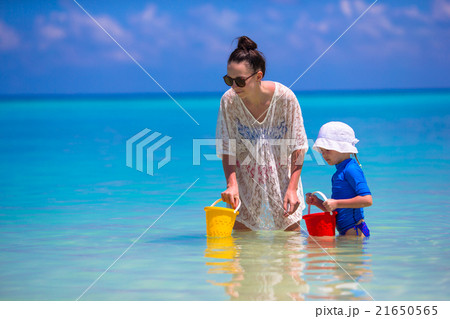 Mother and daughter enjoying time at tropical 21650565