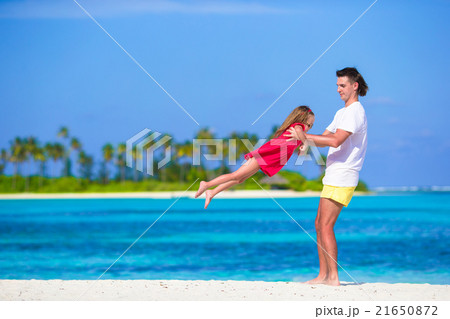 Little cute girl and dad during tropical beach 21650872
