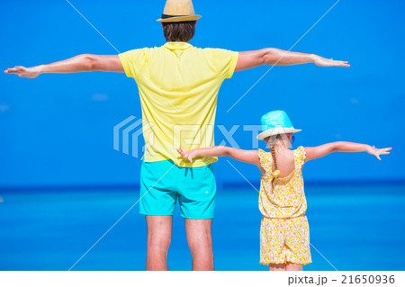 Happy father and his adorable little daughter at Happy father and his adorable little daughter at 21650936