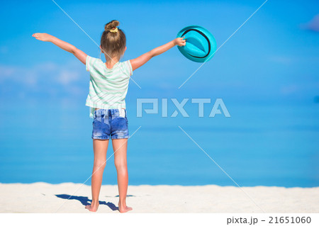 Adorable happy smiling little girl with hat on 21651060