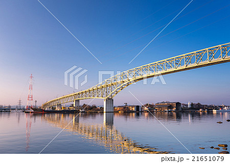朝日を浴びる境水道大橋 21651079